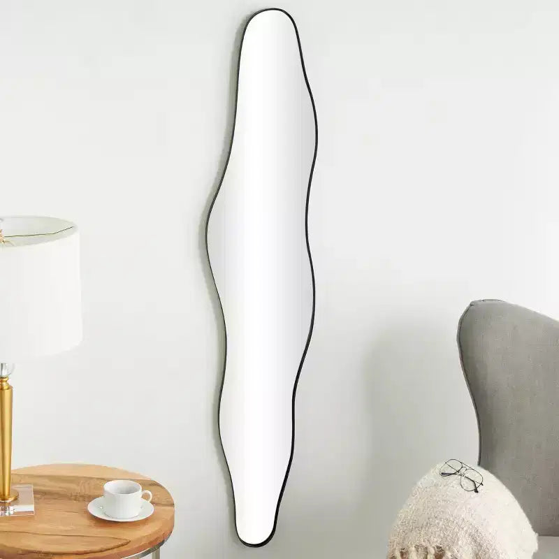 Specchio da parete astratto ondulato in metallo sottile 150 x 30 cm