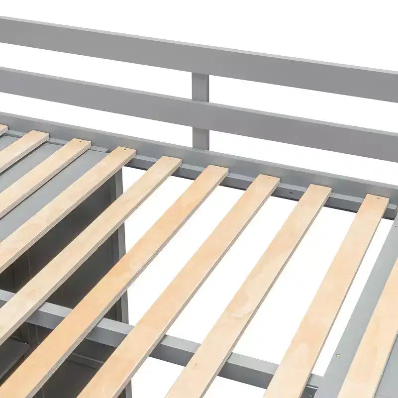 Letto a soppalco a grandezza naturale con appendiabiti, mensole pieghevoli e scrivania integrata