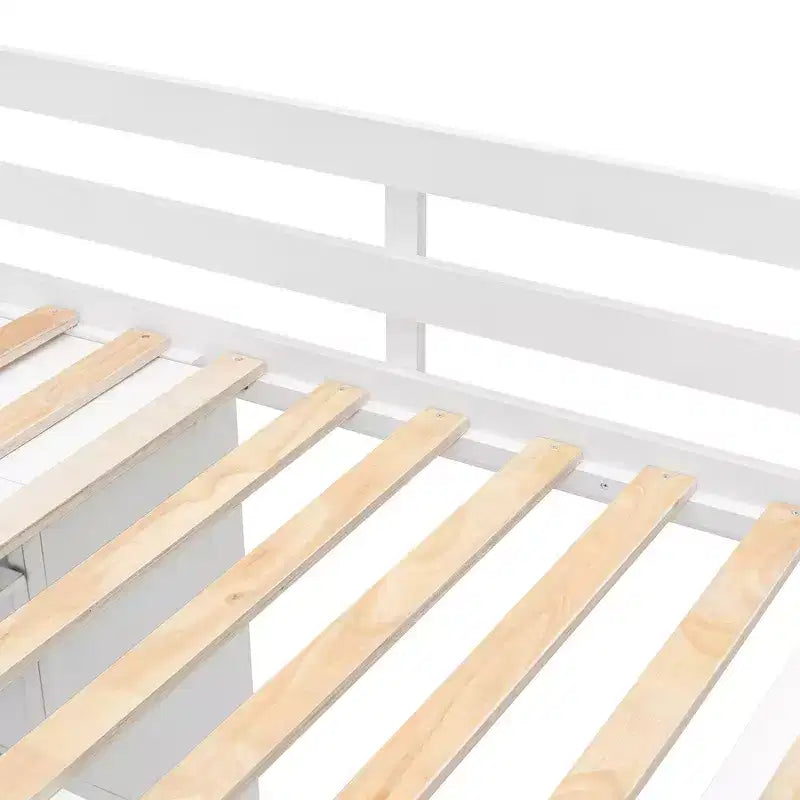 Letto a soppalco a grandezza naturale con appendiabiti, mensole pieghevoli e scrivania integrata