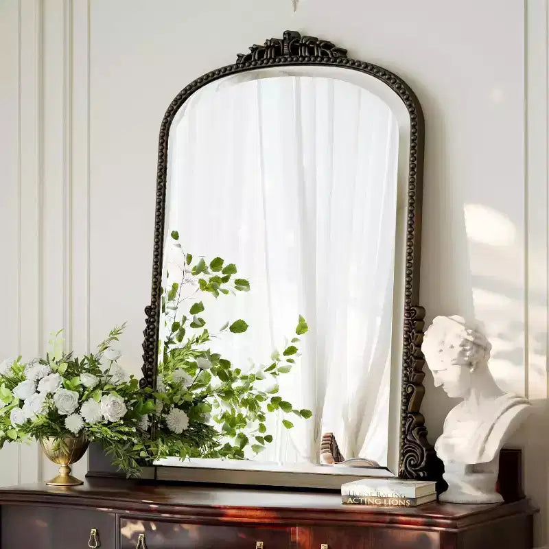 Specchio da parete arcuato 40x28 con cornice in metallo e bordo perlinato