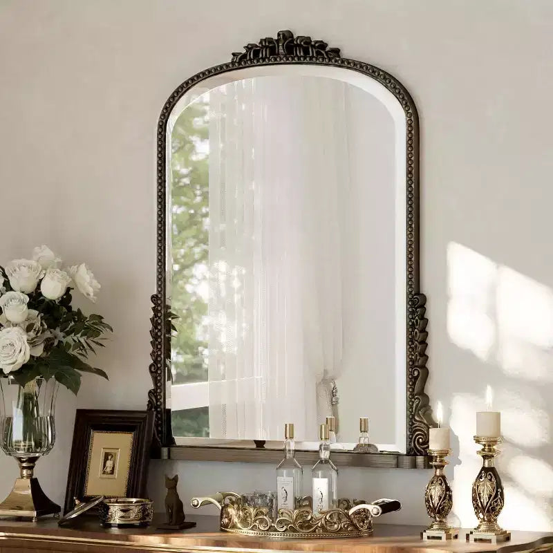 Specchio da parete arcuato 40x28 con cornice in metallo e bordo perlinato