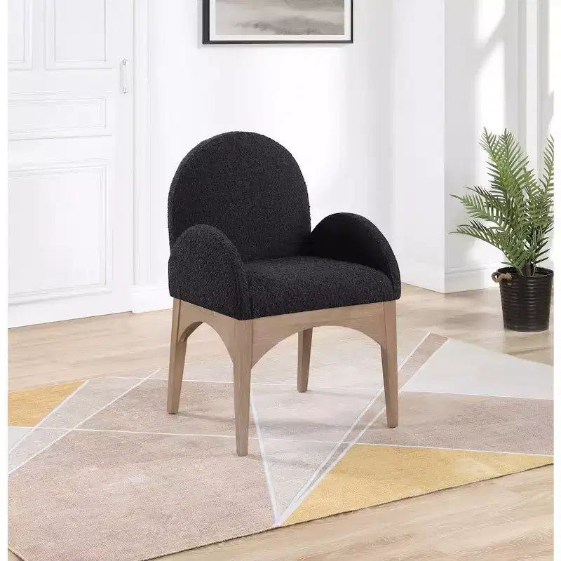 Sedia da pranzo imbottita in tessuto bouclé con braccioli