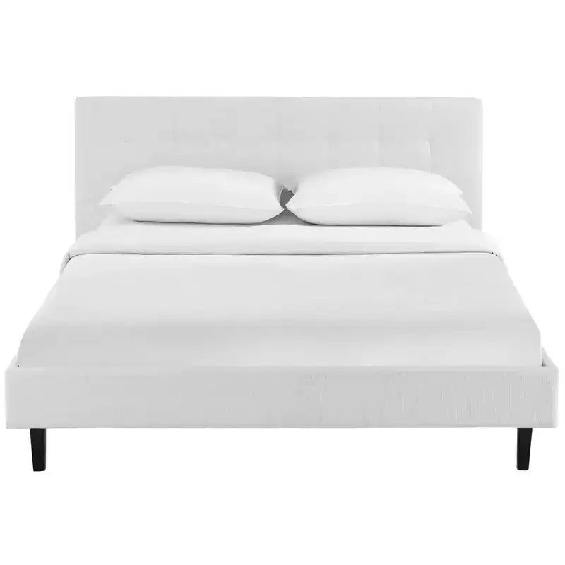 Letto a piattaforma imbottito di dimensioni standard con testiera capitonné